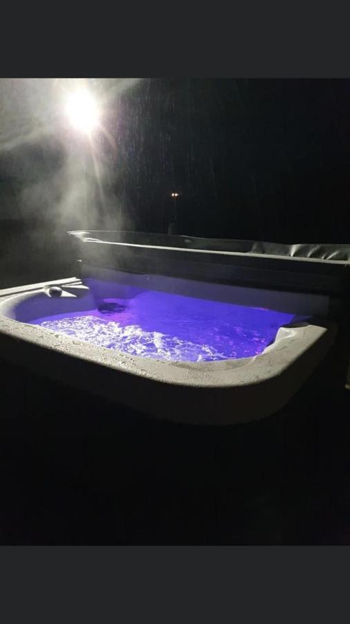 Hotel Robins Nest Glamping Pod With Hot Tub Keith Esterno foto